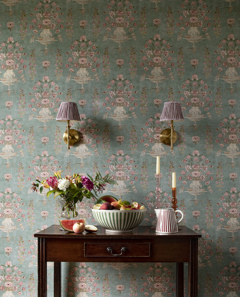 Printemps Sweetpea wallpaper showing a straight/side pattern match repeat